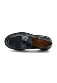 Mocasini in pelle nera con un design elegante, caratterizzati da una fascia liscia sulla parte anteriore e un upper testurizzato. Punta rotonda e soletta imbottita.