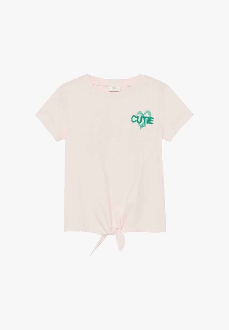 Hellrosa Kurzarmhemd mit vorderem Knoten und grünem Text "The Cutie Club" innerhalb eines hellgrünen Herzens auf der linken Brustseite.