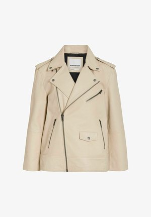 Beež nahast moto jakk, millel on hõbedased tõmblukud, sälguga krae, küljetaskud ja tekstureeritud materjal koos veidi lühikese istuvusega.