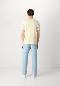 GANT TONAL SHIELD - T-shirts med print - yellow shine