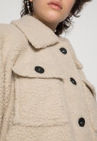 ONLY ONLNEWCAMILLA TEDDY SHACKET CC OTW - Casaco de inverno - oatmeal