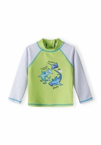 Rash guard à manches longues vert et blanc avec des graphiques imprimés sur le thème de l'océan, représentant une raie manta et des requins, avec des accents et des coutures turquoise.