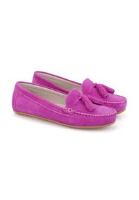 Fuchsia Wildleder Slipper mit runder Zehenform, Quastenakzenten, dekorativem Nähen und einer flachen Gummi-Sohle.