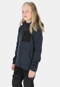 Marineblauwe hoodie met rits van zachte stof, met een zwart borstzakje en twee voorzakken, met een aansluitend model en lange mouwen.