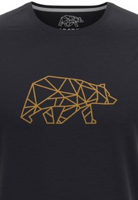 Camiseta negra con un diseño geométrico de un oso en dorado. La tela es de algodón con una textura suave. Cuello redondo clásico y mangas cortas.