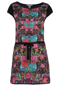 Robe courte fleurie avec des fleurs vives roses, bleues et rouges sur fond noir, manches courtes noires et ceinture noire nouée à la taille.