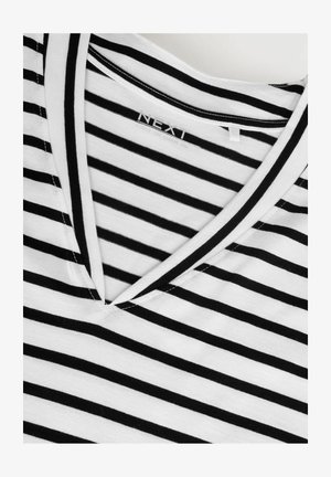 Camiseta a rayas negras y blancas con escote en V, hecha de tela suave. Presenta rayas horizontales espaciadas uniformemente y detalles de costura mínimos.