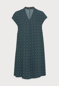 Tmavě zelené šaty s výstřihem do V, krátkými rukávy a áčkovým střihem. Vyznačují se vzorem s vertikálními bílými pruhy a lehkým, texturovaným materiálem.