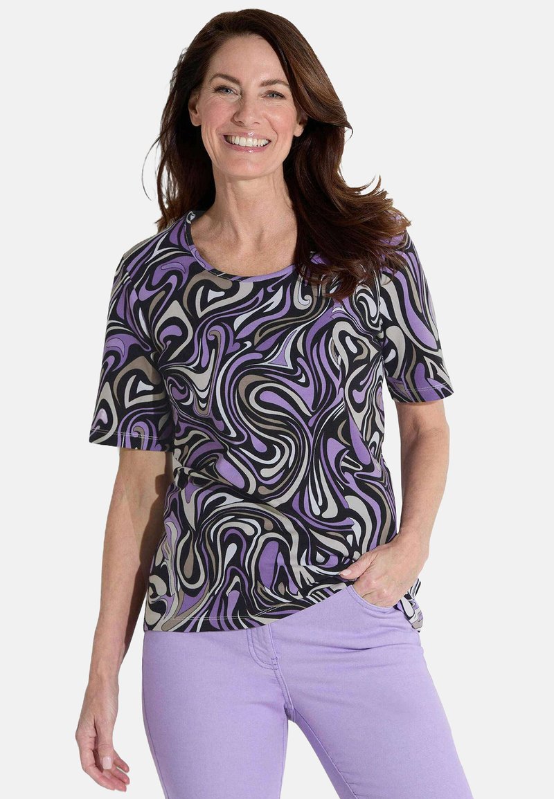 Korte mouwen t-shirt in zwart met ronddraaiende paarse, grijze en witte patronen; zachte stof met een ronde halslijn, gecombineerd met lavendelkleurige broek.
