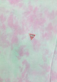 Maglione in cotone leggero caratterizzato da un motivo tie-dye nei toni del rosa e del verde menta. Presenta un piccolo logo triangolare rosso sul lato sinistro della parte anteriore.