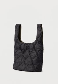 Τσάντα tote μαύρη με κέντημα, φτιαγμένη από νάιλον, διαθέτει απαλή υφή, στρογγυλεμένες γωνίες και δύο κοντές λαβές για μεταφορά.