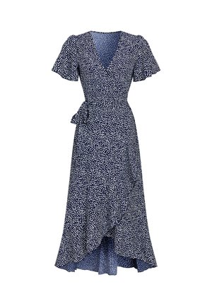 Vestido azul marino estilo cruzado con lunares blancos, mangas cortas acampanadas, escote en V, cinturón en la cintura y bajo asimétrico con volantes.