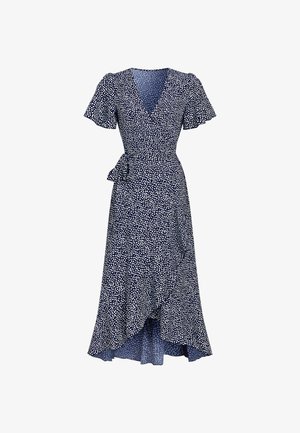 Wikkeljurk in marineblauw met witte polkadots, korte vleugelmouwen, V-hals, ceintuur in de taille en een asymmetrische gerimpelde zoom.