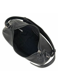 Schwarze Lederhandtasche mit strukturiertem Oberflächen, oberem Reißverschluss und verstellbarem Tragegurt. Das Innere ist mit einem passenden schwarzen Stoff ausgekleidet.