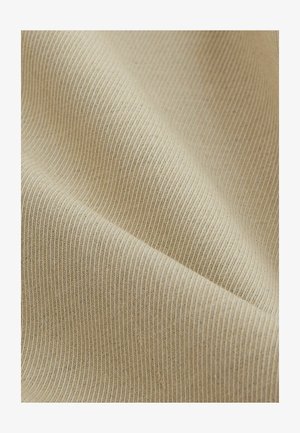 Beżowa tkanina z teksturą, z delikatnym żebrowaniem, miękki materiał o subtelnym połysku. Jednolity kolor, gładkie wykończenie z subtelną wariancją odcieni.
