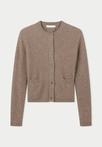 Brun stickad cardigan med texturerat mönster, rund halsringning, knäppning fram och två framfickor. Har knappar i trä.