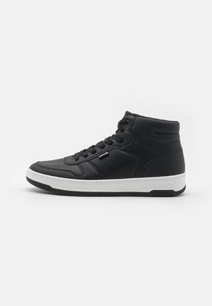 Sorte high-top sneakers lavet af tekstureret læder med hvid gummi sål, snørelukning foran og logo-detail på siden.