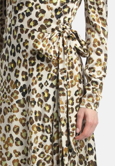 Leopardenmusterkleid aus leichtem Stoff; mit Taillengürtel, langen Ärmeln und Farbtönen von Braun, Schwarz und Grün mit glatter Textur.