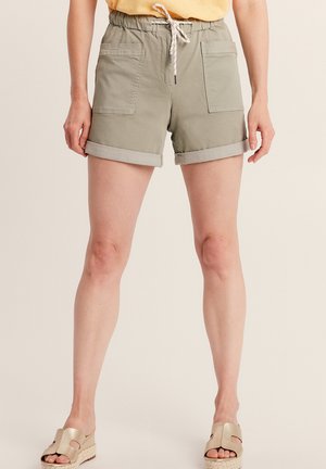 Hellgrüne Shorts mit elastischem Bund, Kordelzug und umgeschlagenen Säumen. Verfügen über zwei Fronttaschen und eine glatte Stoffstruktur.