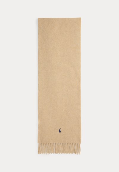 Beige wollen sjaal met franjes aan de uiteinden en klein marineblauw geborduurd polo-spelerlogo nabij één uiteinde op een witte achtergrond.