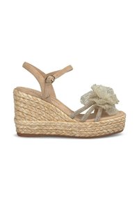 Sandalo con tacco beige, con suola in juta intrecciata, cinture metalliche e un fiore decorativo in tessuto dorato sulla punta. Include una cinghia regolabile alla caviglia.