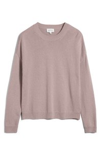 Pull en maille rose pâle avec col rond, manches longues et coupe décontractée. Comprend des poignets et un ourlet côtelés, texture lisse.