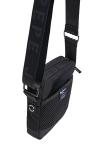 Pepe Jeans Soma ar siksnu pāri ķermenim - black