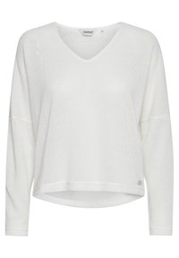 Witte gebreide trui met een V-hals, lange mouwen en een rechte zoom met een iets langere achterkant. Inclusief een klein metalen accentdetail.