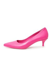 Scarpa con tacco alto in pelle rosa, con punta affilata e un piccolo tacco bianco a contrasto. Texture liscia e design elegante.