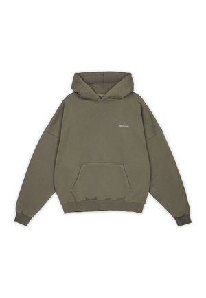 Olive zaļš kapucītes džemperis ar priekšējo kabatu, ribotām aprocēm un apakšmalu, uz krūtīm ir neliels izšūts logo. Kokvilnas maisījuma materiāls.