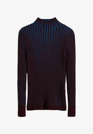 Jersey de color púrpura oscuro con ribetes azules en rayas verticales, cuello alto y puños ajustados. Textura suave con un ligero brillo.