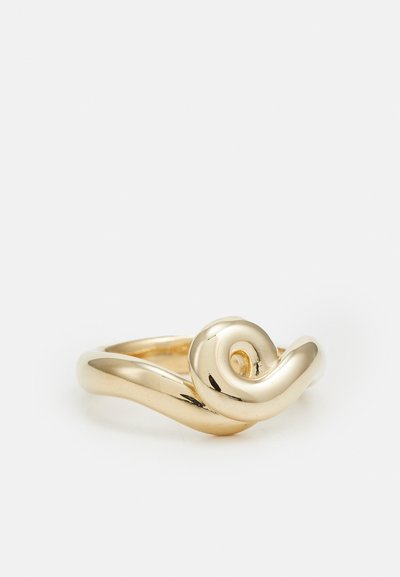 Goldring mit einem gedrehten Design, runden Akzenten, glatter Oberfläche und glänzendem Finish, das das Licht in einer kontinuierlichen Schleife reflektiert.