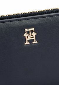 Tommy Hilfiger DISTINCT - Wallet - space blue