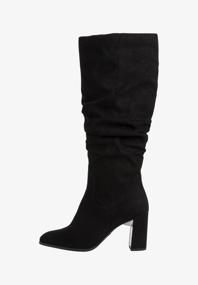 Bota alta de ante negra con diseño arrugado, puntera afilada, tacón cuadrado grueso y detalles a lo largo de los lados. Textura suave.