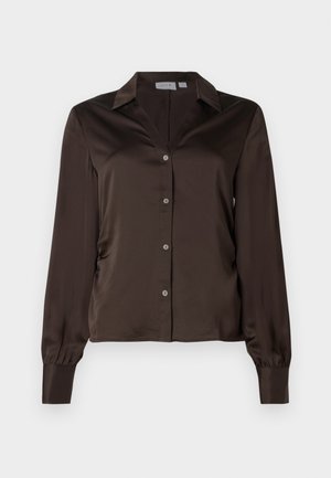 Dunkelbraune Satinbluse mit langen Ärmeln, Knöpfen an der Vorderseite, spitzem Kragen und breiten Manschetten.