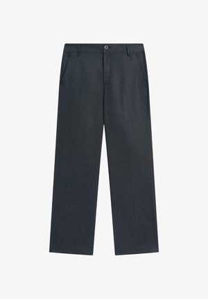 Donkergrijze rechte broek met knoop- en ritssluiting aan de voorkant, riemlussen en zijzakken.