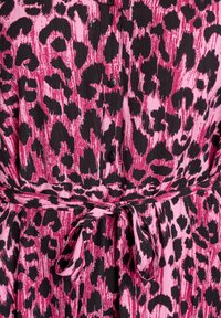 Obleka z roza in črnim leopardjim vzorcem z gubano teksturo, ki ima zavezan pas in črne gumbe po sprednji strani.