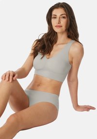Grijze naadloze bralette met bijpassende slips, gemaakt van zacht materiaal met een gladde textuur en een subtiele V-halsontwerp.