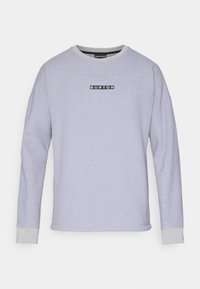Jasnoszara bluza z okrągłym dekoltem, długimi rękawami i prążkowanymi mankietami. Na przodzie znajduje się czarne logo "BURTON". Miękka tekstura.