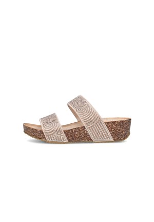 Sandalo beige con zeppa, suola in sughero e due cinturini decorati con motivi circolari e lineari di perline bianche.