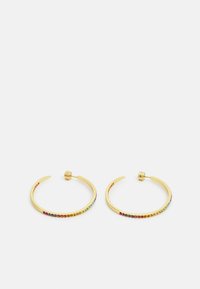 Orecchini a cerchio in oro con un design liscio e arrotondato, decorati con una fila di cristalli multicolori lungo un lato.