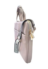 Borsa a tracolla in pelle rosa chiaro con doppi manici, una tracolla removibile con testo, hardware della cerniera in oro e una finitura liscia al tatto.