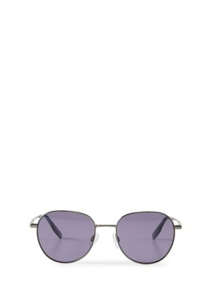 Okulary przeciwsłoneczne z metalową ramą, zaokrąglonymi prostokątnymi fioletowymi szkłami i cienkimi zausznikami na białym tle.