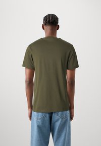Lyle & Scott V NECK - T-shirt basique - olive
