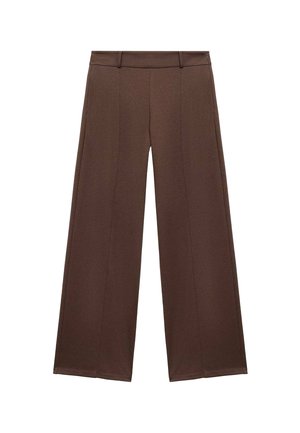Pantalons larges marron en tissu doux, dotés d'une taille plate avec une ceinture et de plis pour une texture supplémentaire.