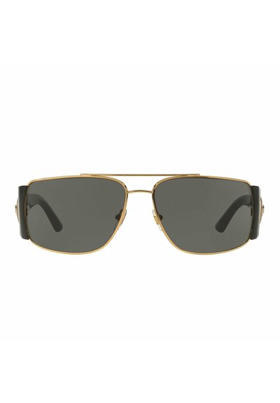 Occhiali da sole rettangolari con lenti grigie scure, montatura in metallo dorato e accenti laterali in gomma nera. Presentano un sottile ponte superiore e stemmi larghi.