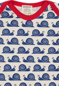 Bio-Baumwoll-Body mit einem cremefarbenen Hintergrund, der ein wiederholtes Muster von blauen Schnecken mit spiralförmigen Schalen und roten Akzenten am Halsausschnitt aufweist.