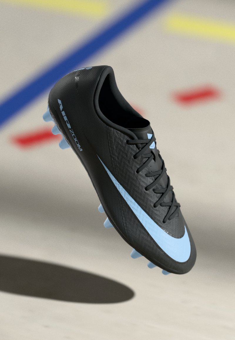 Čierne futbalové kopačky s textúrovaným zvrškom, modrým akcentom vo forme swoosh a svetlomodrými kolíkmi. Obsahujú šnúrky pre bezpečné upevnenie a elegantný dizajn.