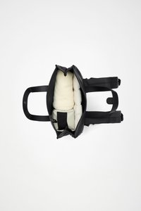 Μαύρο σακίδιο πλάτης με άνοιγμα στην κορυφή, ρυθμιζόμενους ιμάντες και απαλό εσωτερικό με τσέπες οργάνωσης και επένδυση από φλις.