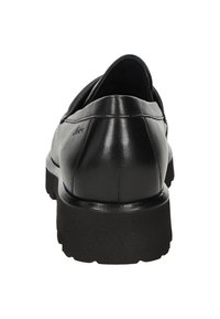 Zwarte leren instappers met een ronde neus, slank ontwerp en een gestreepte rubberen zool, met stiksels op de hiel.